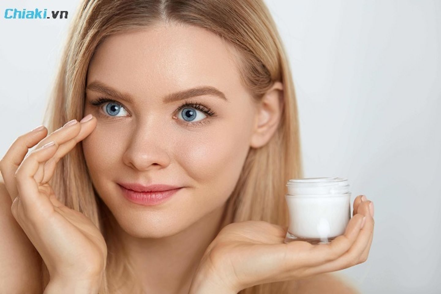 Sử dụng th&ecirc;m kem dưỡng ẩm sau khi sử dụng mặt nạ để kh&oacute;a ẩm cho l&agrave;n da