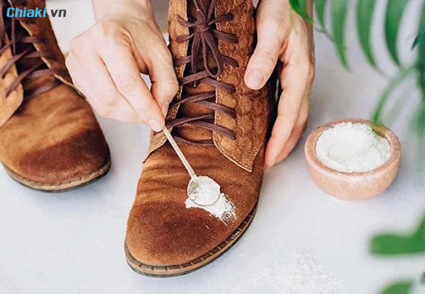 Những lưu &yacute; khi vệ sinh gi&agrave;y da lộn tại nh&agrave;
