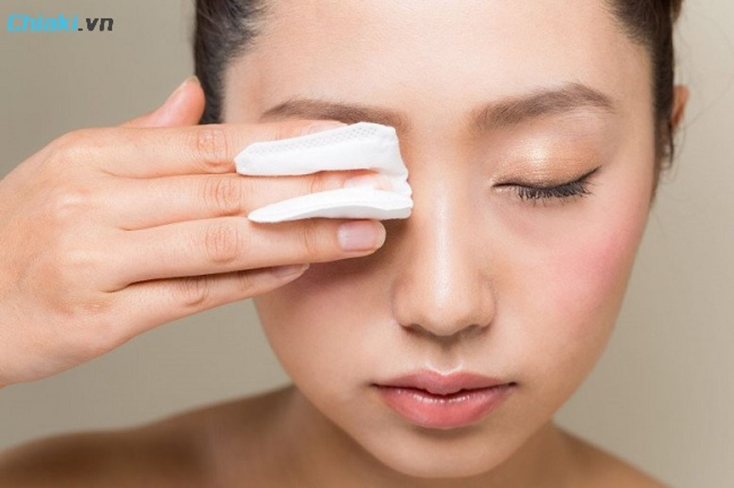 Kh&ocirc;ng tẩy trang kỹ sau khi d&ugrave;ng Mascara c&oacute; thể khiến l&ocirc;ng mi dễ g&atilde;y, vi&ecirc;m bờ mi