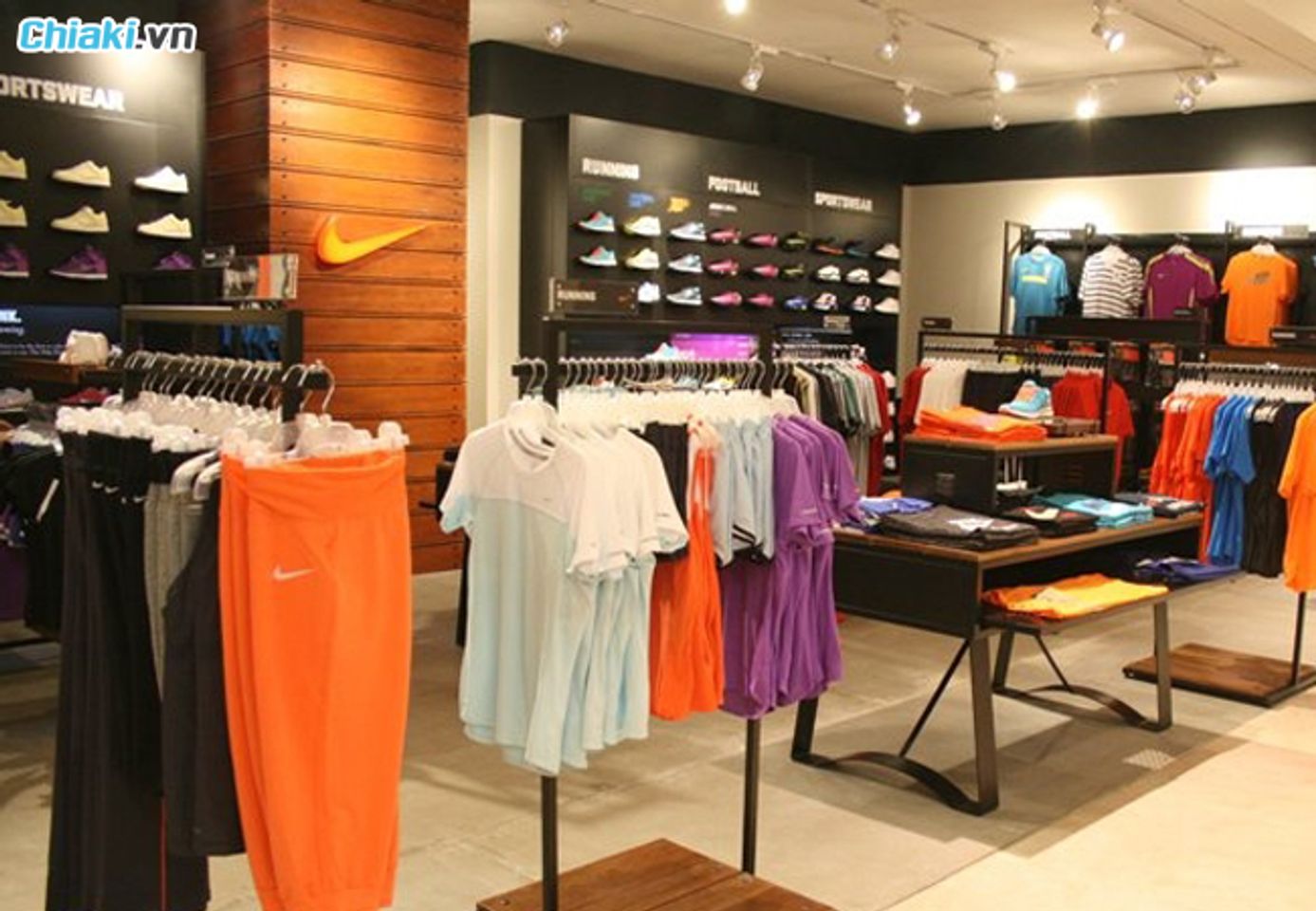 cửa h&agrave;ng gi&agrave;y nike Cộng H&ograve;a