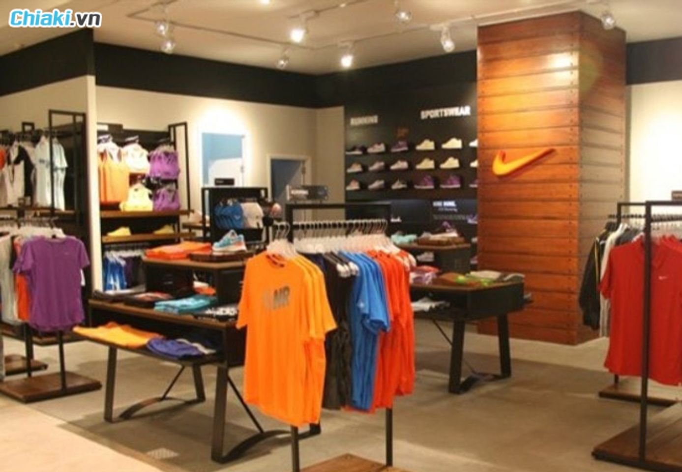 cửa h&agrave;ng gi&agrave;y nike T&ocirc;n Đức Thắng