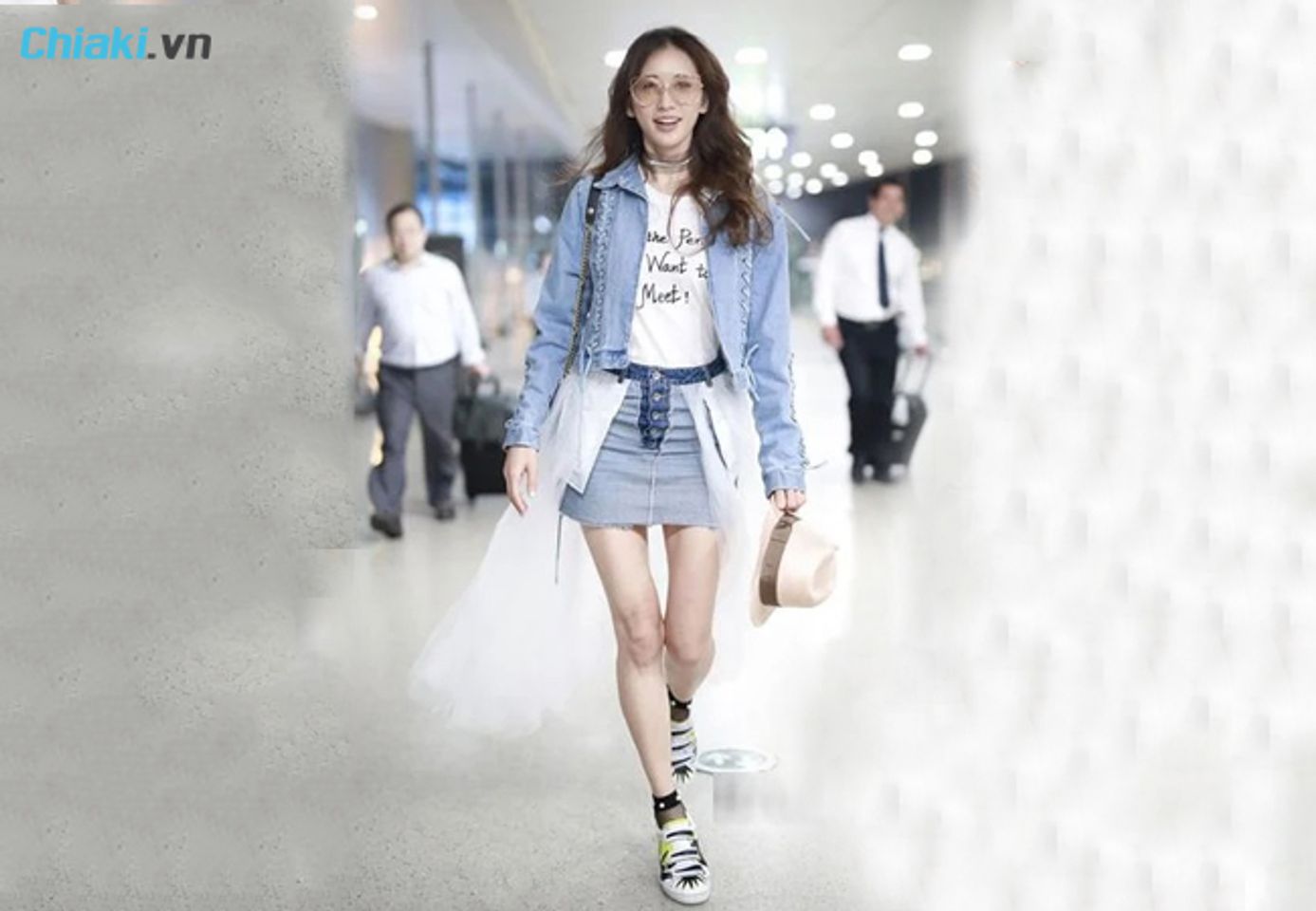 phối đồ với gi&agrave;y thể thao c&ugrave;ng &aacute;o kho&aacute;c denim v&agrave; v&aacute;y