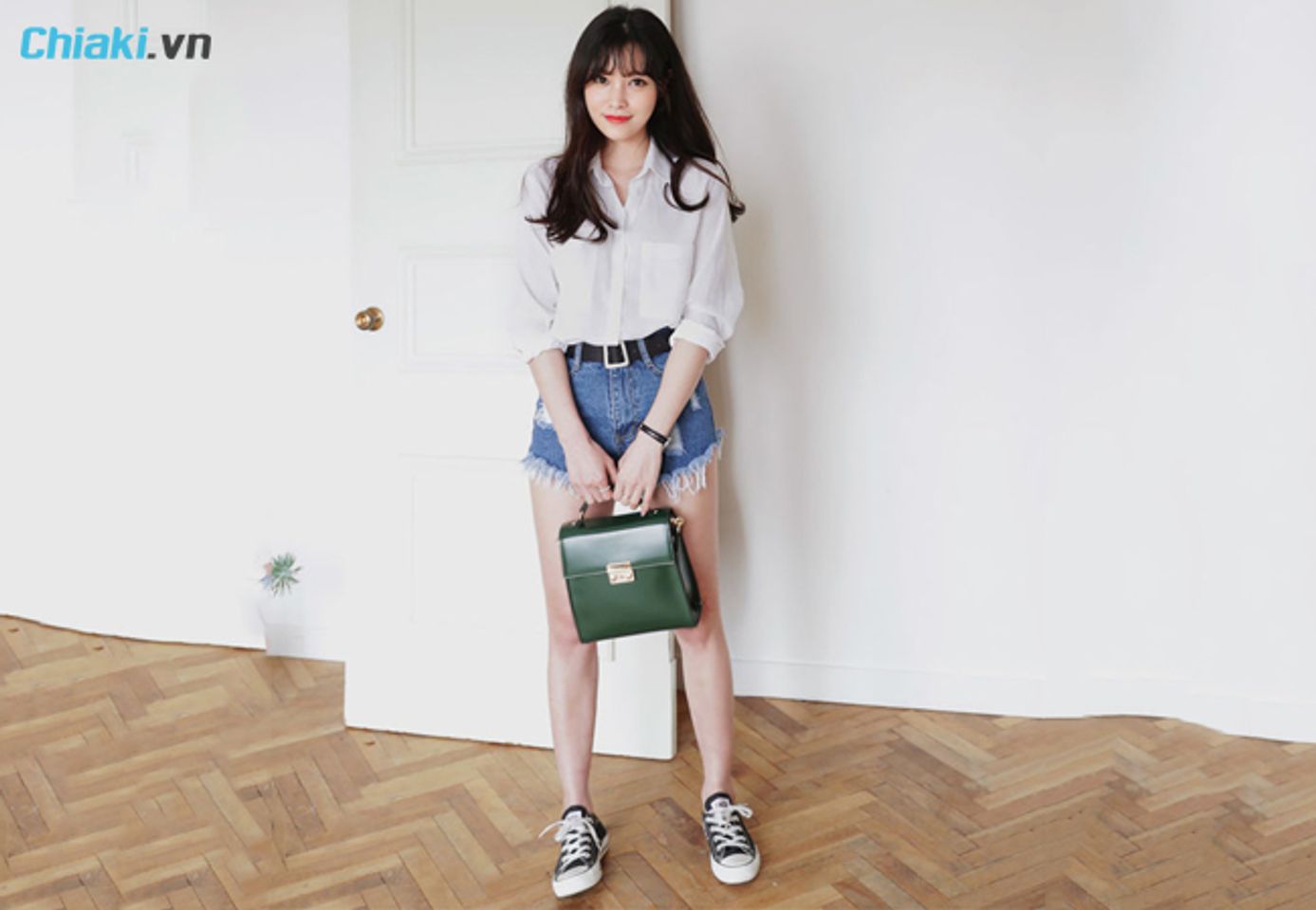 phối đồ với gi&agrave;y thể thao c&ugrave;ng &aacute;o sơ mi v&agrave; quần short cạp cao