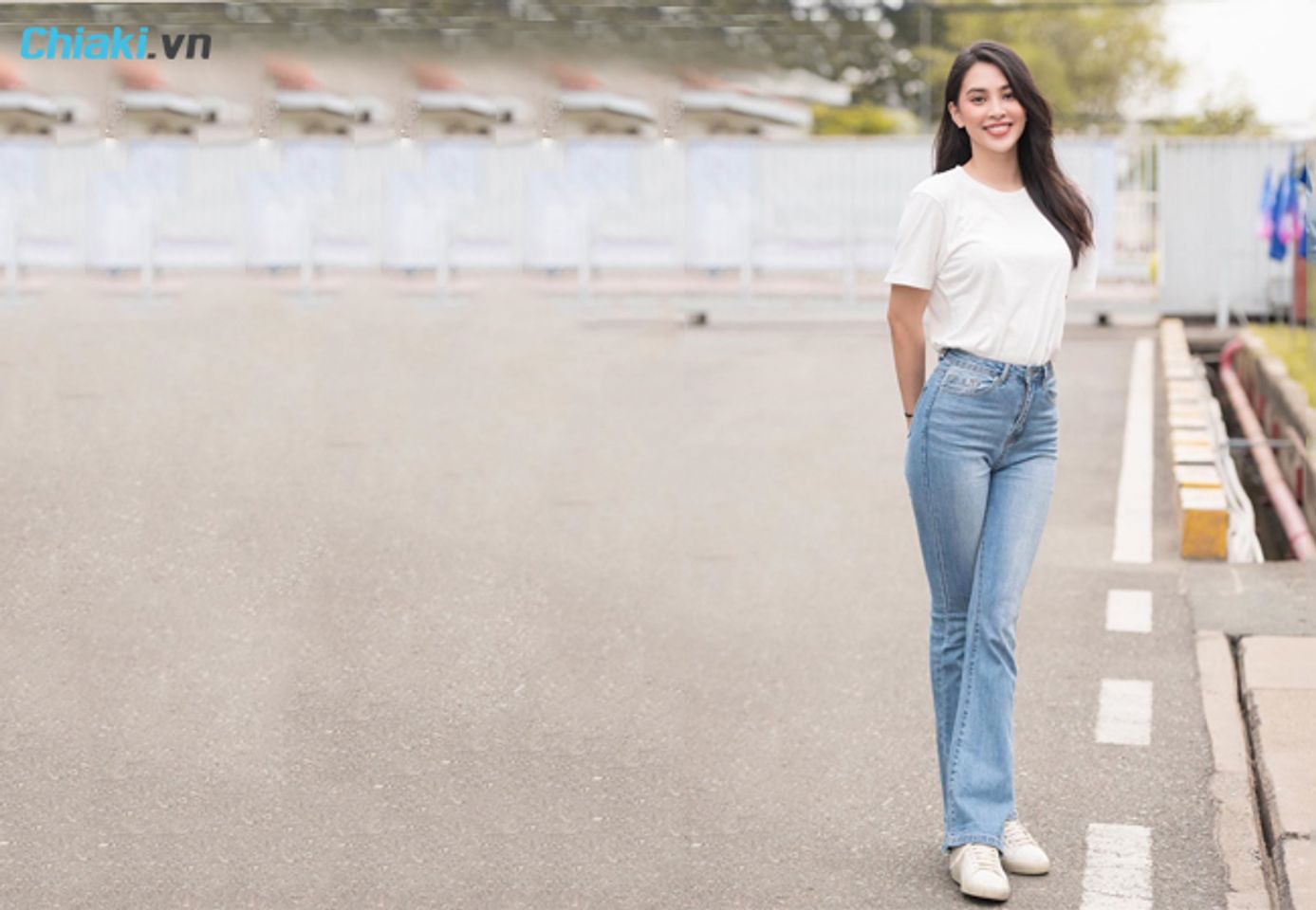 phối đồ với gi&agrave;y thể thao c&ugrave;ng &aacute;o thun v&agrave; quần jeans