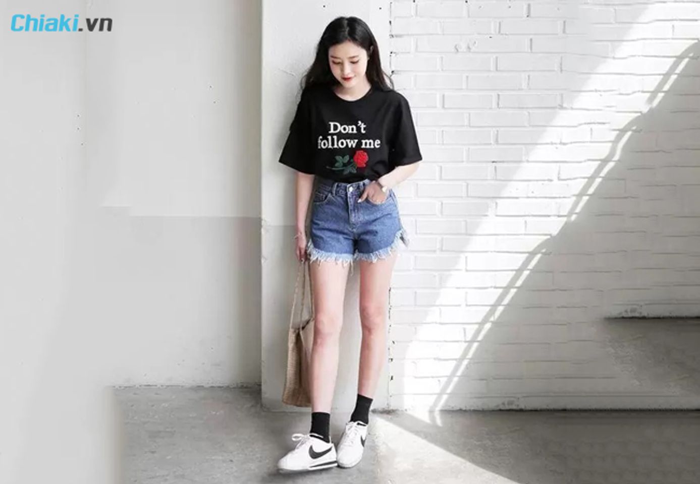 phối đồ với gi&agrave;y thể thao c&ugrave;ng &aacute;o thun v&agrave; quần short