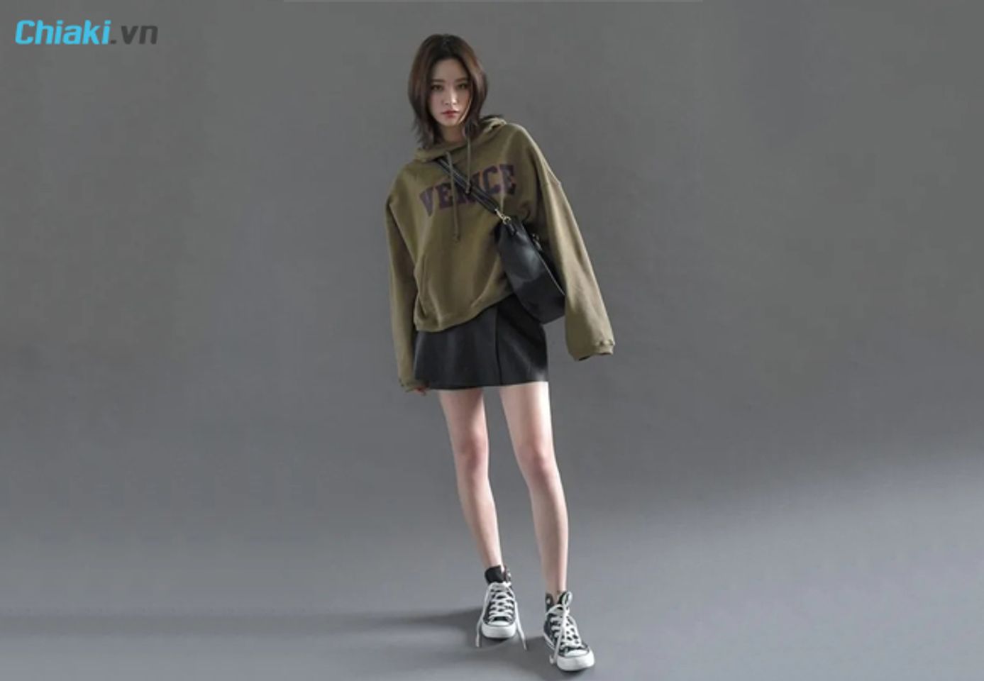 phối đồ với gi&agrave;y thể thao c&ugrave;ng &aacute;o hoodie v&agrave; ch&acirc;n v&aacute;y ngắn