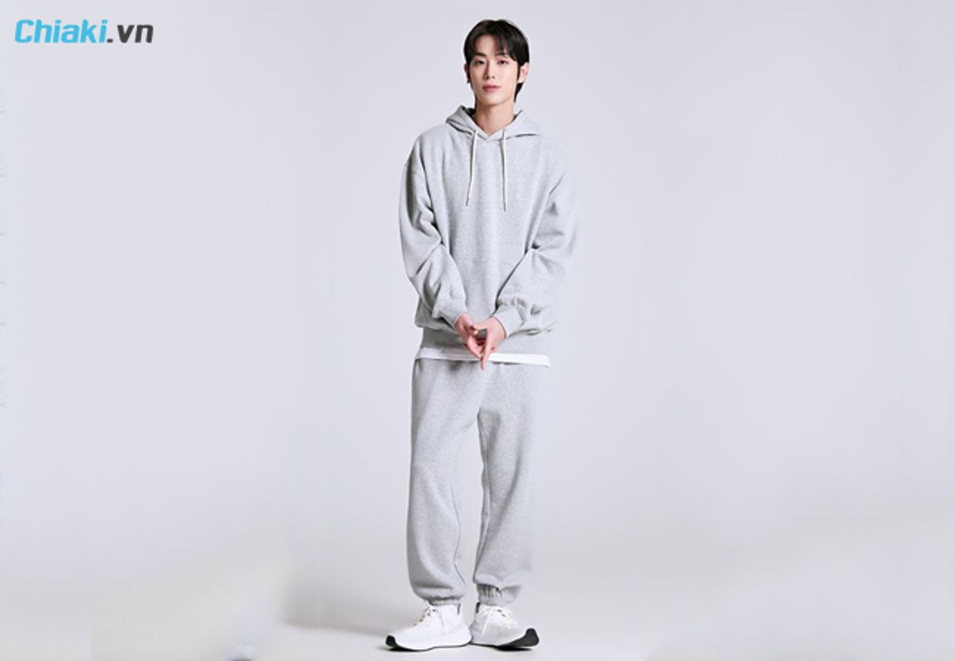 phối đồ với gi&agrave;y thể thao c&ugrave;ng &aacute;o hoodie v&agrave; quần jogger