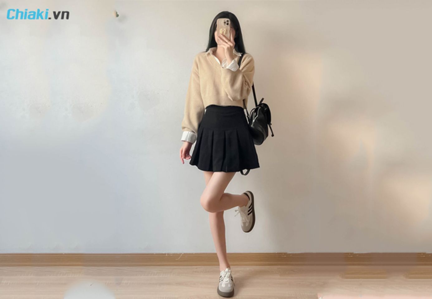 phối đồ với gi&agrave;y thể thao c&ugrave;ng &aacute;o cổ tim oversize