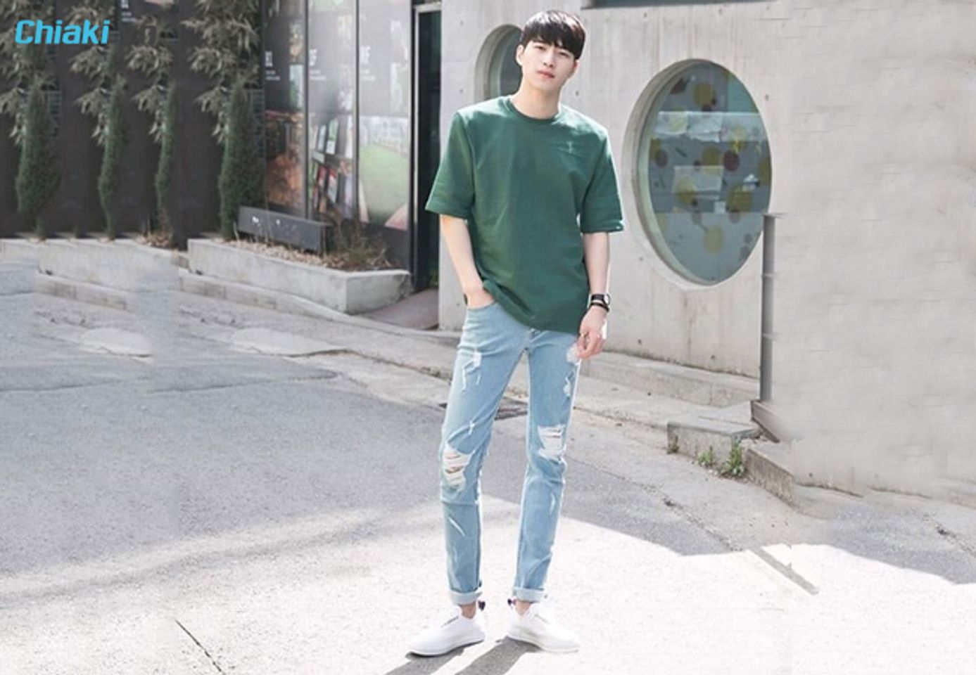 phối đồ với gi&agrave;y thể thao c&ugrave;ng &aacute;o ph&ocirc;ng v&agrave; quần jeans