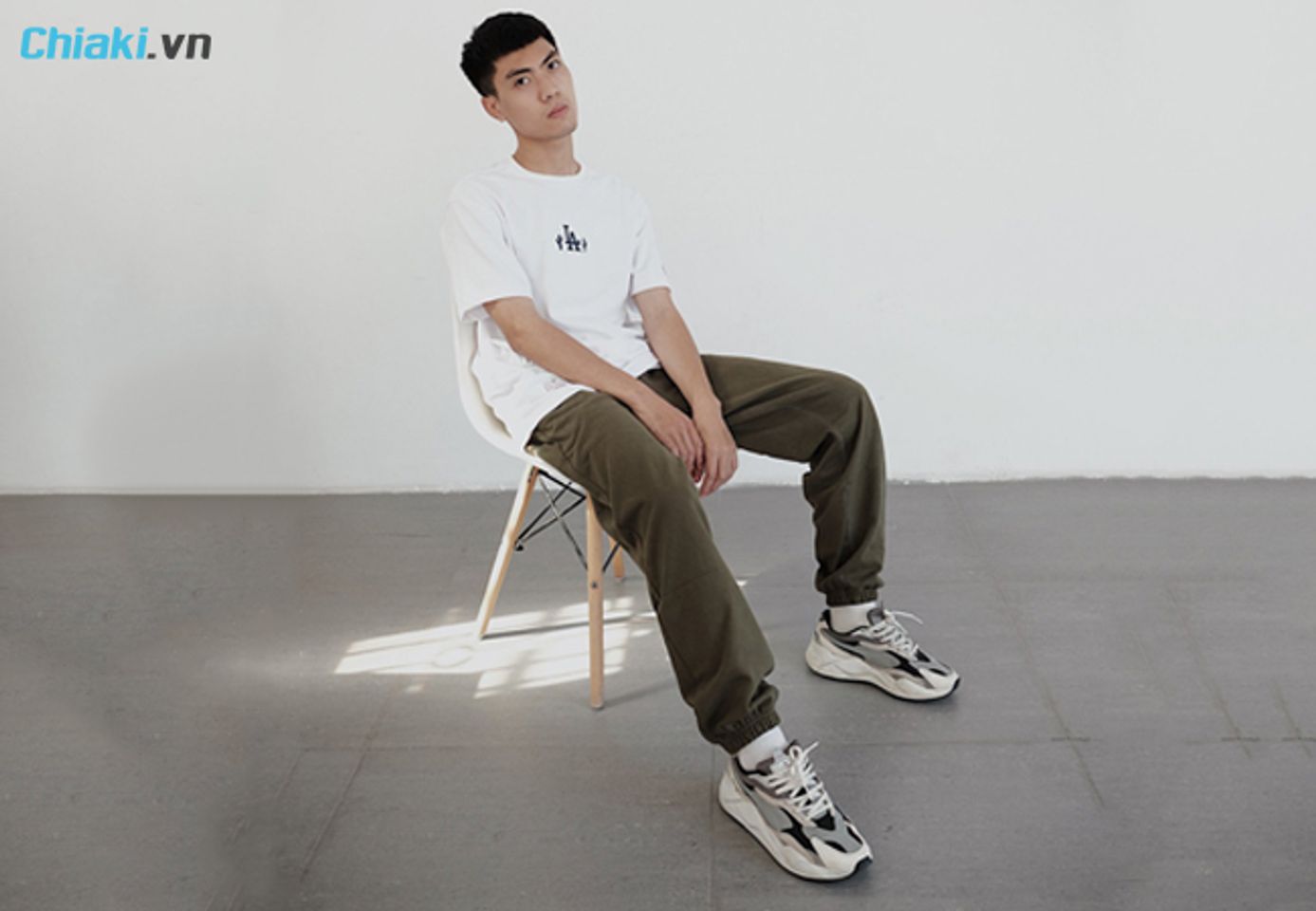 phối đồ với gi&agrave;y thể thao c&ugrave;ng &aacute;o ph&ocirc;ng v&agrave; quần jogger