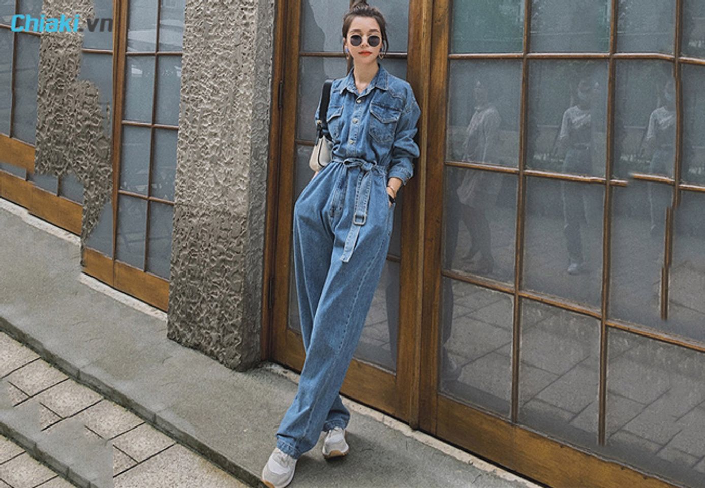 phối đồ với gi&agrave;y thể thao c&ugrave;ng với jumpsuit