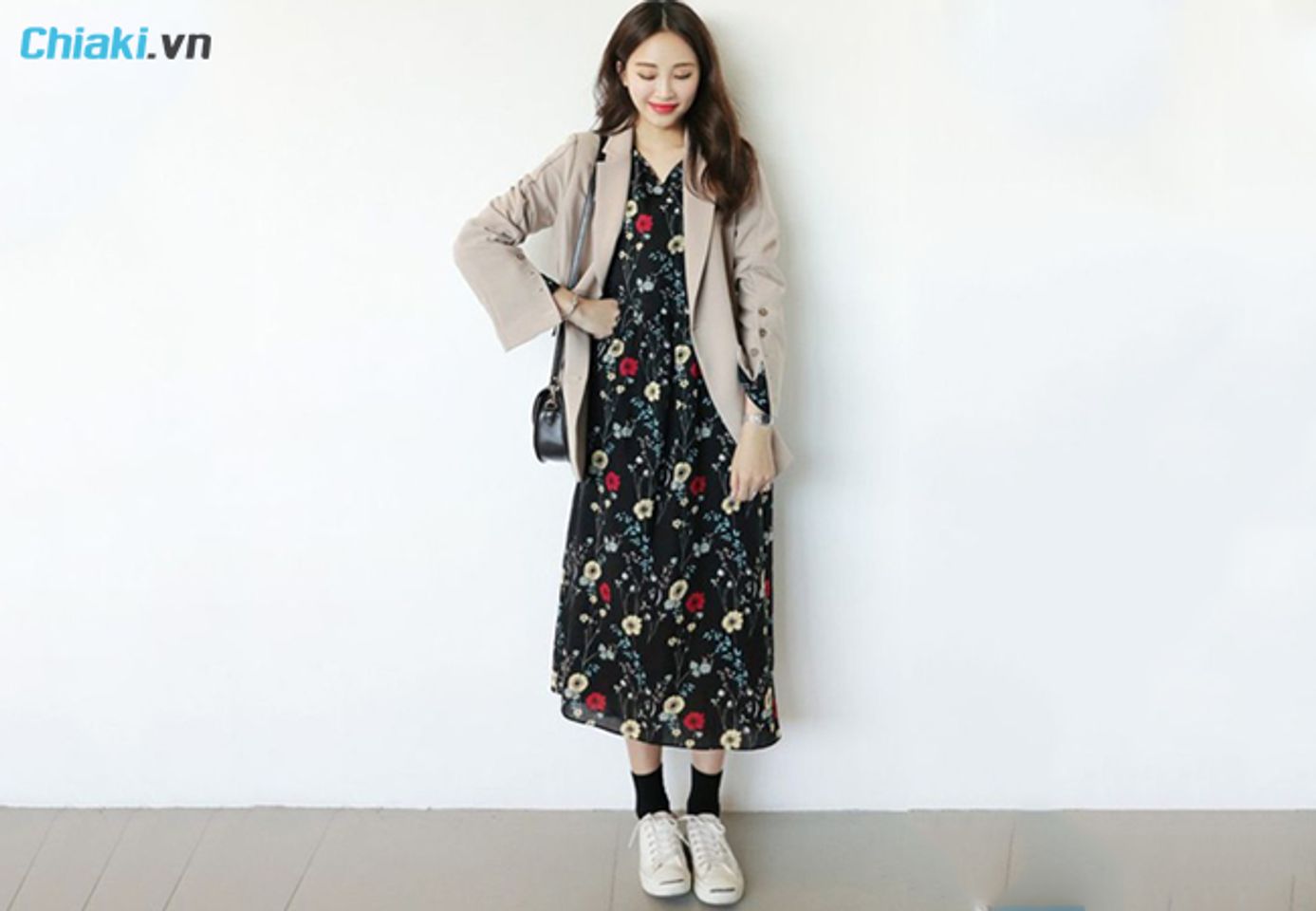 phối đồ với gi&agrave;y thể thao c&ugrave;ng v&aacute;y su&ocirc;ng d&agrave;i