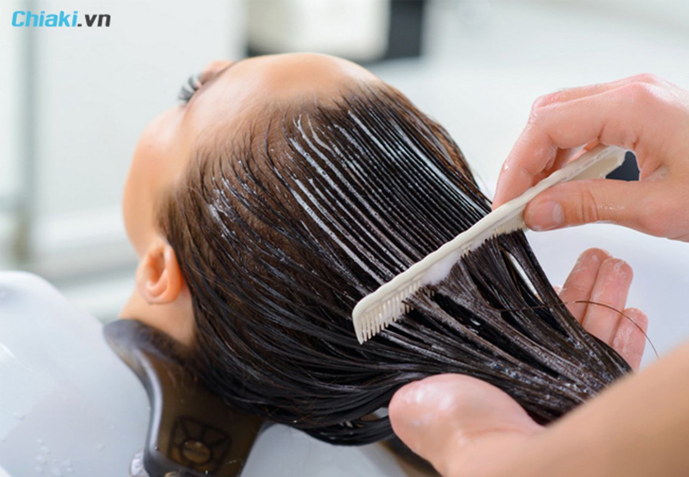 Bổ sung keratin bằng c&aacute;ch b&ocirc;i trực tiếp l&ecirc;n t&oacute;c