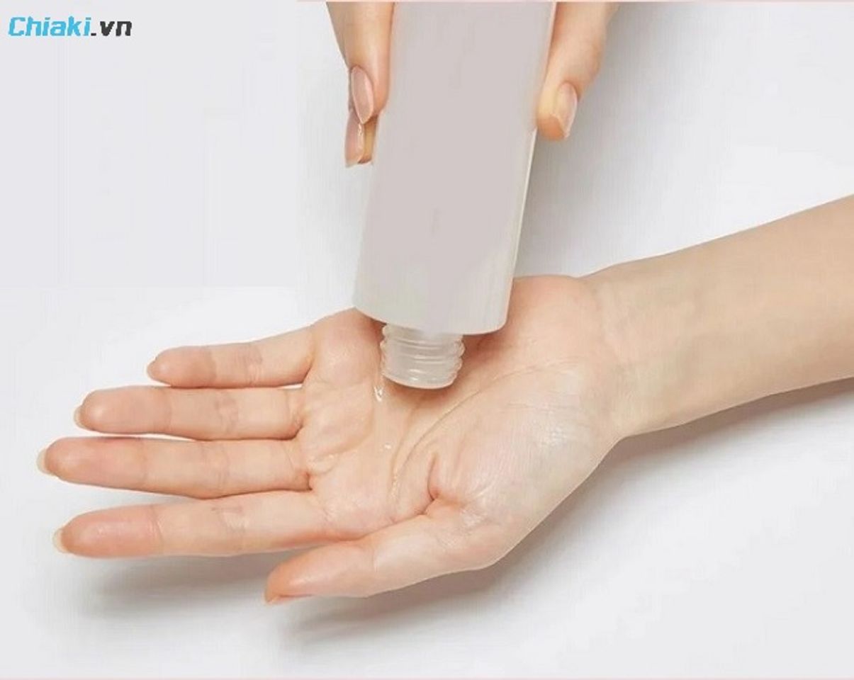 Bước 3: C&acirc;n bằng da bằng toner gi&uacute;p bổ sung độ ẩm cho da