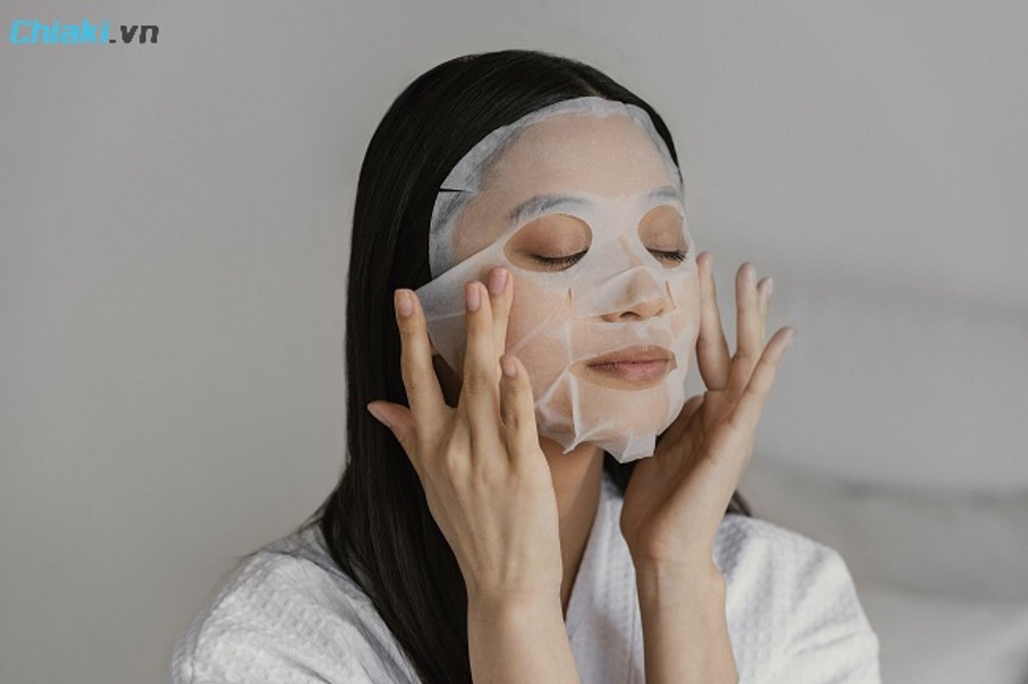 Bước 5: Đắp mặt nạ gi&uacute;p bổ sung độ ẩm cho da mềm mại, căng b&oacute;ng