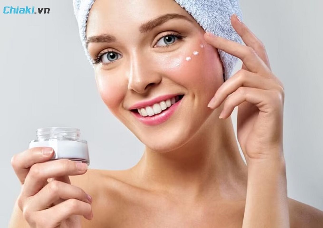 Bước 8: Kem dưỡng ẩm cho da kh&ocirc; gi&uacute;p kh&oacute;a ẩm tr&ecirc;n da, tăng khả năng đ&agrave;n hồi da