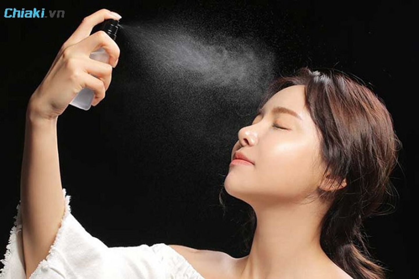 Bước 6: Xịt kho&aacute;ng bổ sung kho&aacute;ng chất, l&agrave;m dịu da