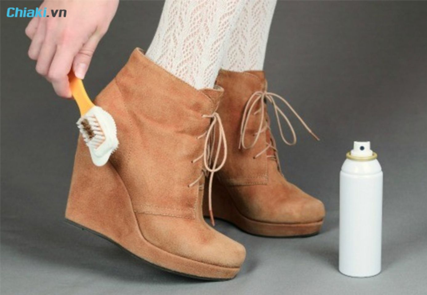 c&aacute;ch vệ sinh gi&agrave;y da lộn với dung dịch chuy&ecirc;n dụng