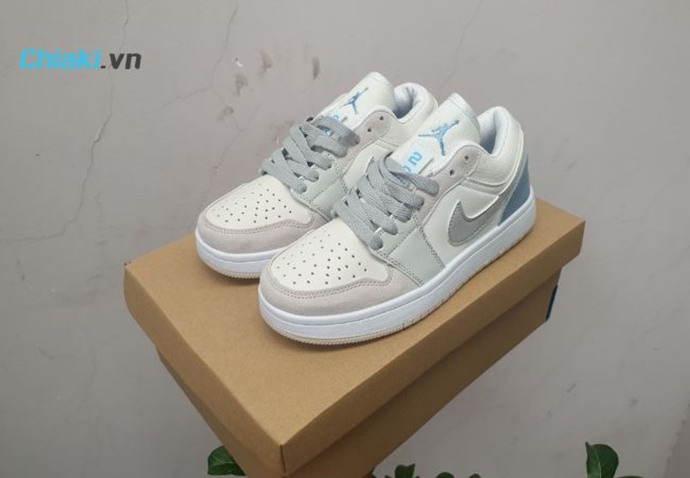 Thắt d&acirc;y gi&agrave;y Jordan 1 cổ thấp h&igrave;nh chữ thập
