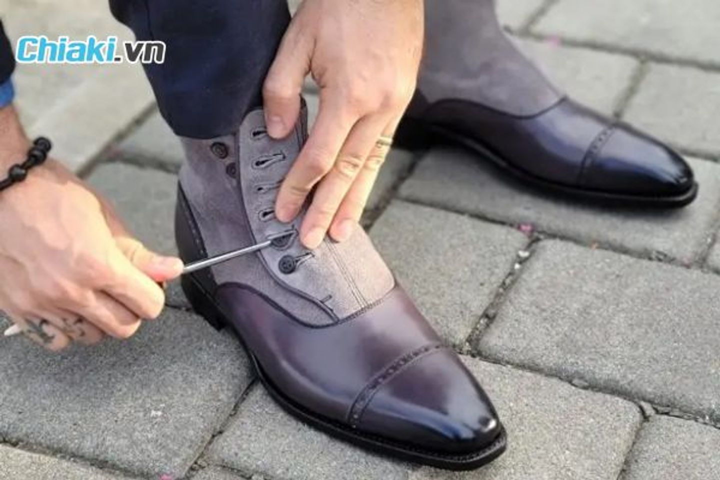 Button Boots Gi&agrave;y boots cổ điển với n&uacute;t c&agrave;i, tạo phong c&aacute;ch ho&agrave;i cổ.