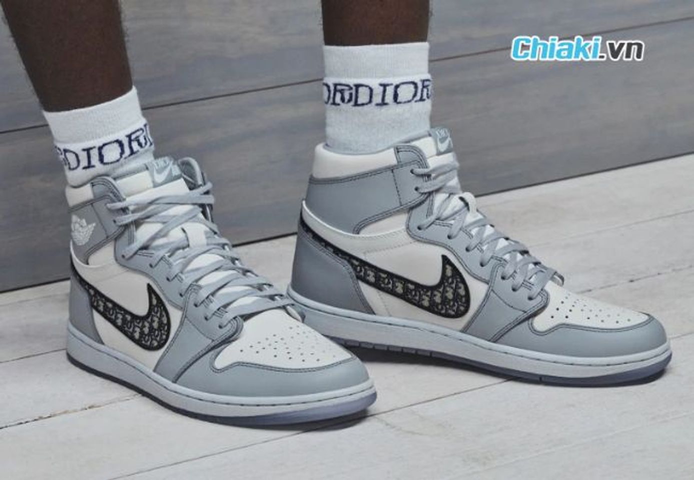 C&aacute;ch buộc d&acirc;y gi&agrave;y Jordan cổ cao Dior sang trọng, thời thượng