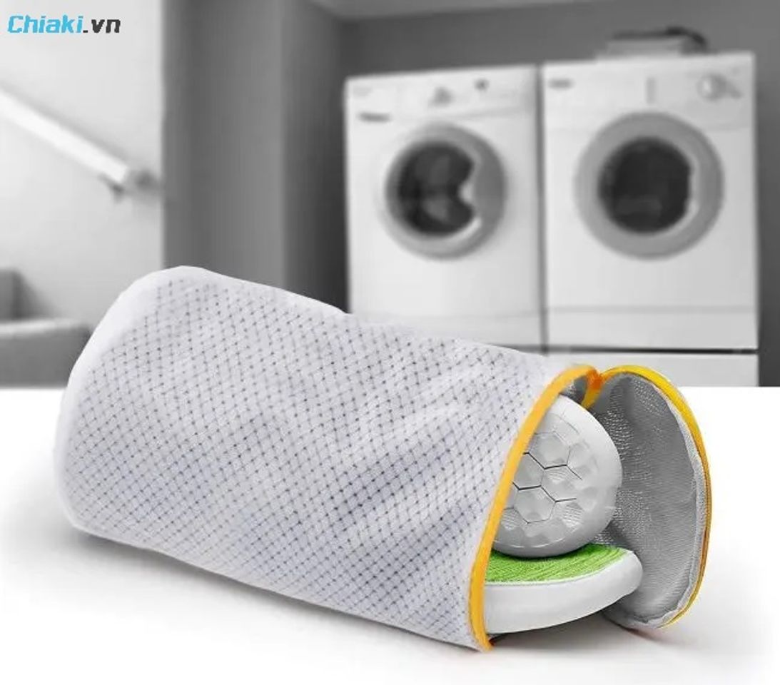 Vẫn c&oacute; thể giặt gi&agrave;y bằng m&aacute;y giặt nhưng n&ecirc;n chọn chế độ giặt nhẹ nh&agrave;ng v&agrave; sử dụng t&uacute;i giặt chuy&ecirc;n dụng