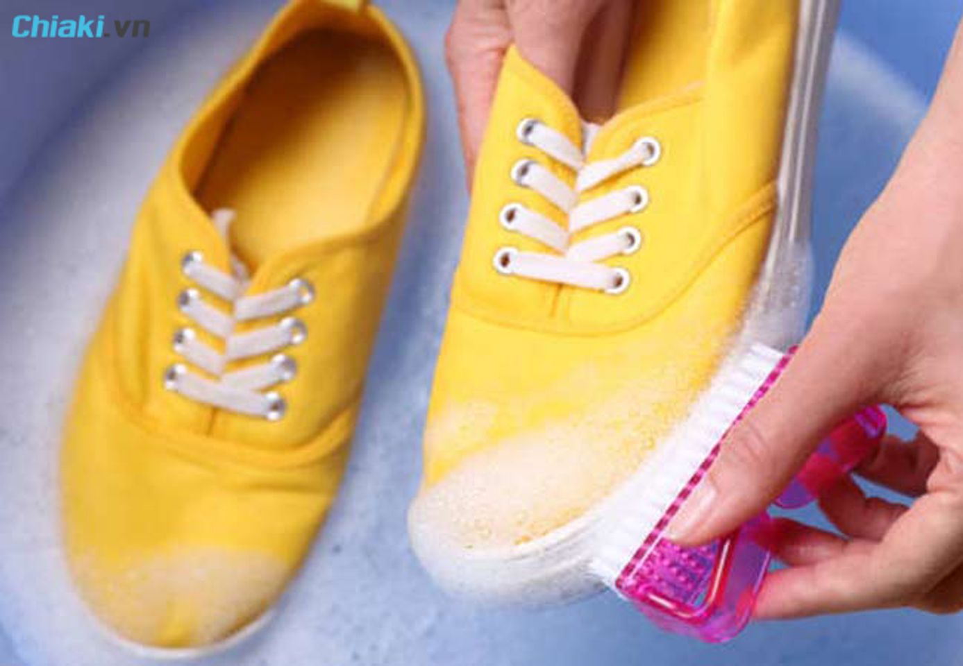 C&aacute;ch giặt gi&agrave;y vải kh&ocirc;ng bị phai m&agrave;u