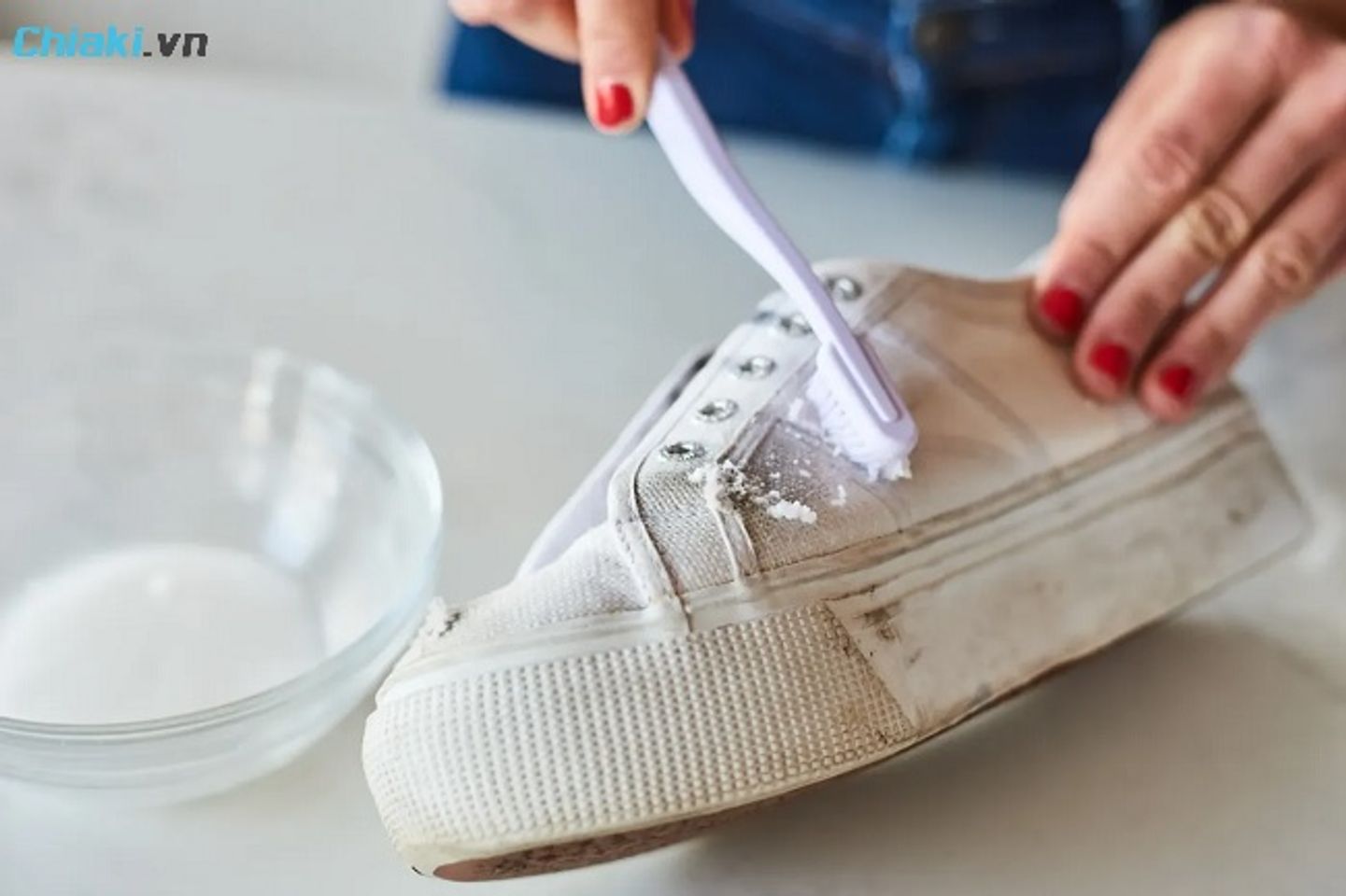 C&aacute;ch giặt gi&agrave;y vải với giấm v&agrave; baking soda kh&ocirc;ng g&acirc;y hại da tay