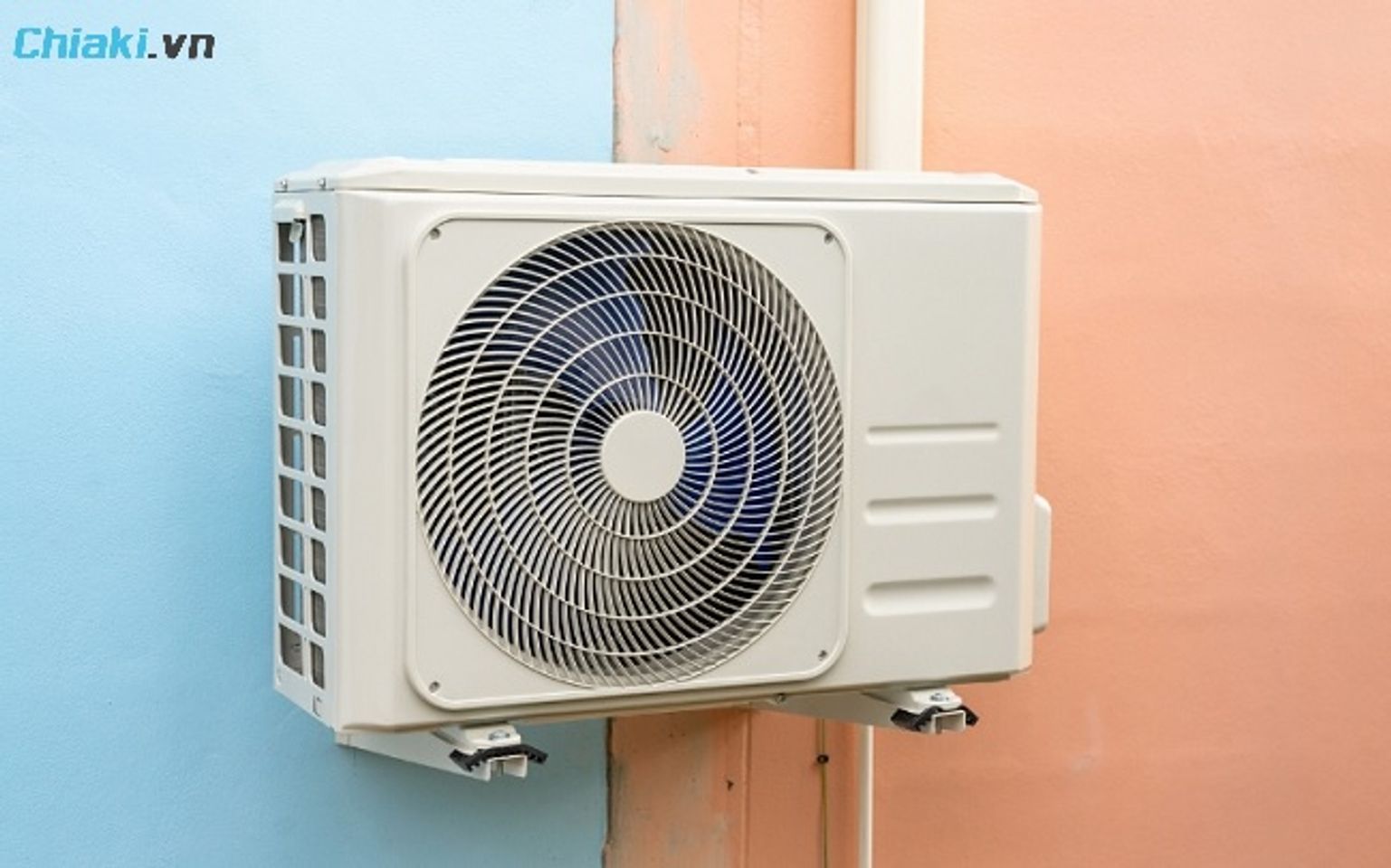 Đặt gi&agrave;y gần vị tr&iacute; cục n&oacute;ng điều h&ograve;a gi&uacute;p gi&agrave;y nhanh kh&ocirc; hơn
