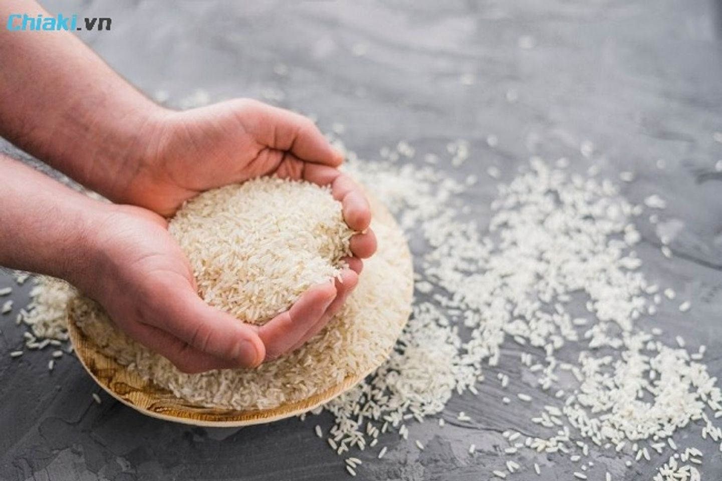 Sử dụng gạo để h&uacute;t ẩm cho gi&agrave;y 