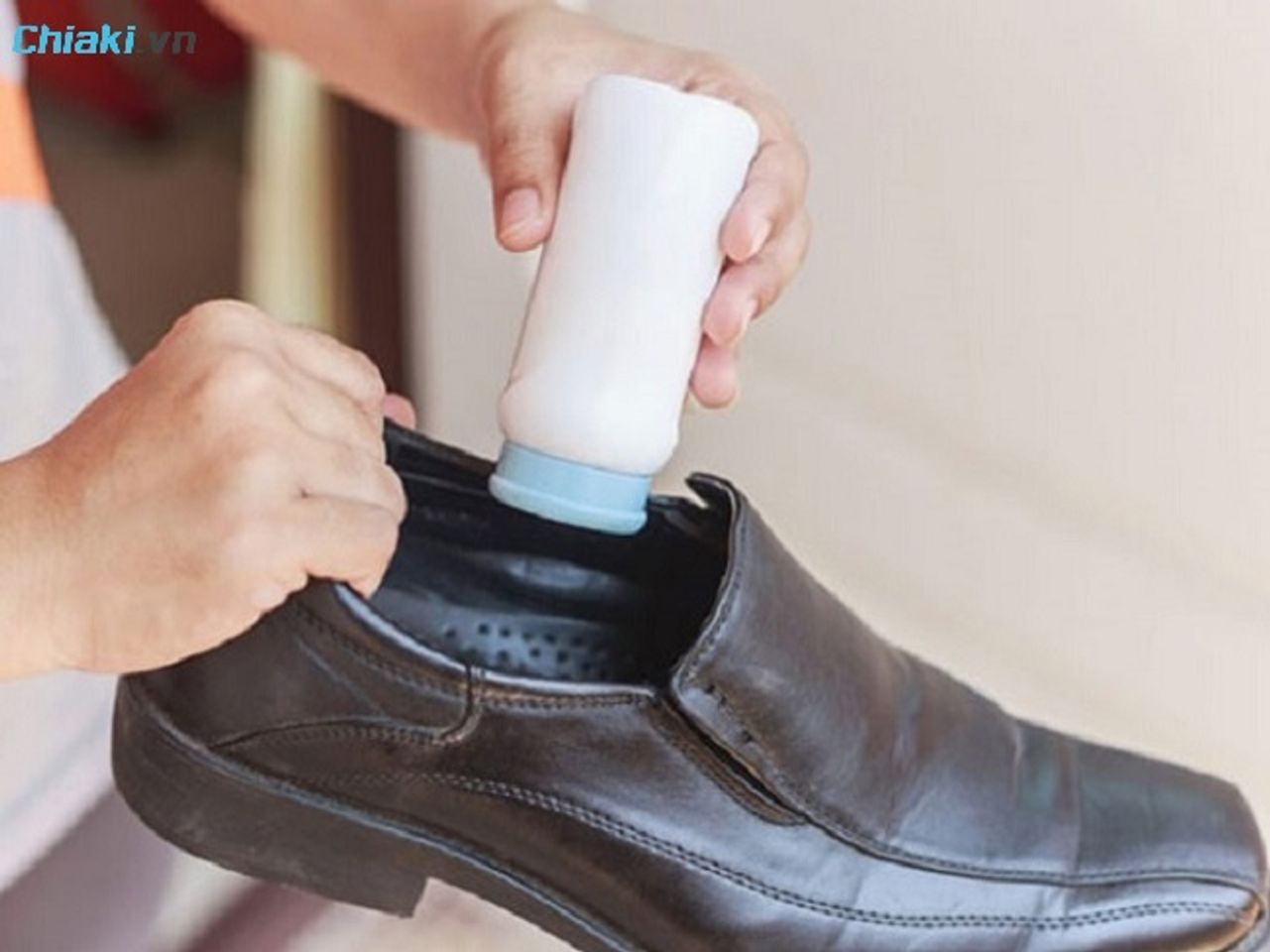 Sử dụng phấn r&ocirc;m vừa gi&uacute;p gi&agrave;y mau kh&ocirc;, giảm thiểu m&ugrave;i h&ocirc;i