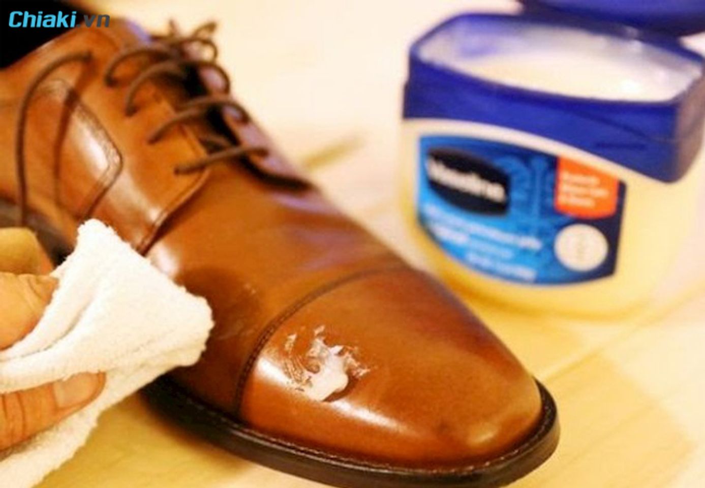 C&aacute;ch l&agrave;m mềm gi&agrave;y da bị cứng với vaseline