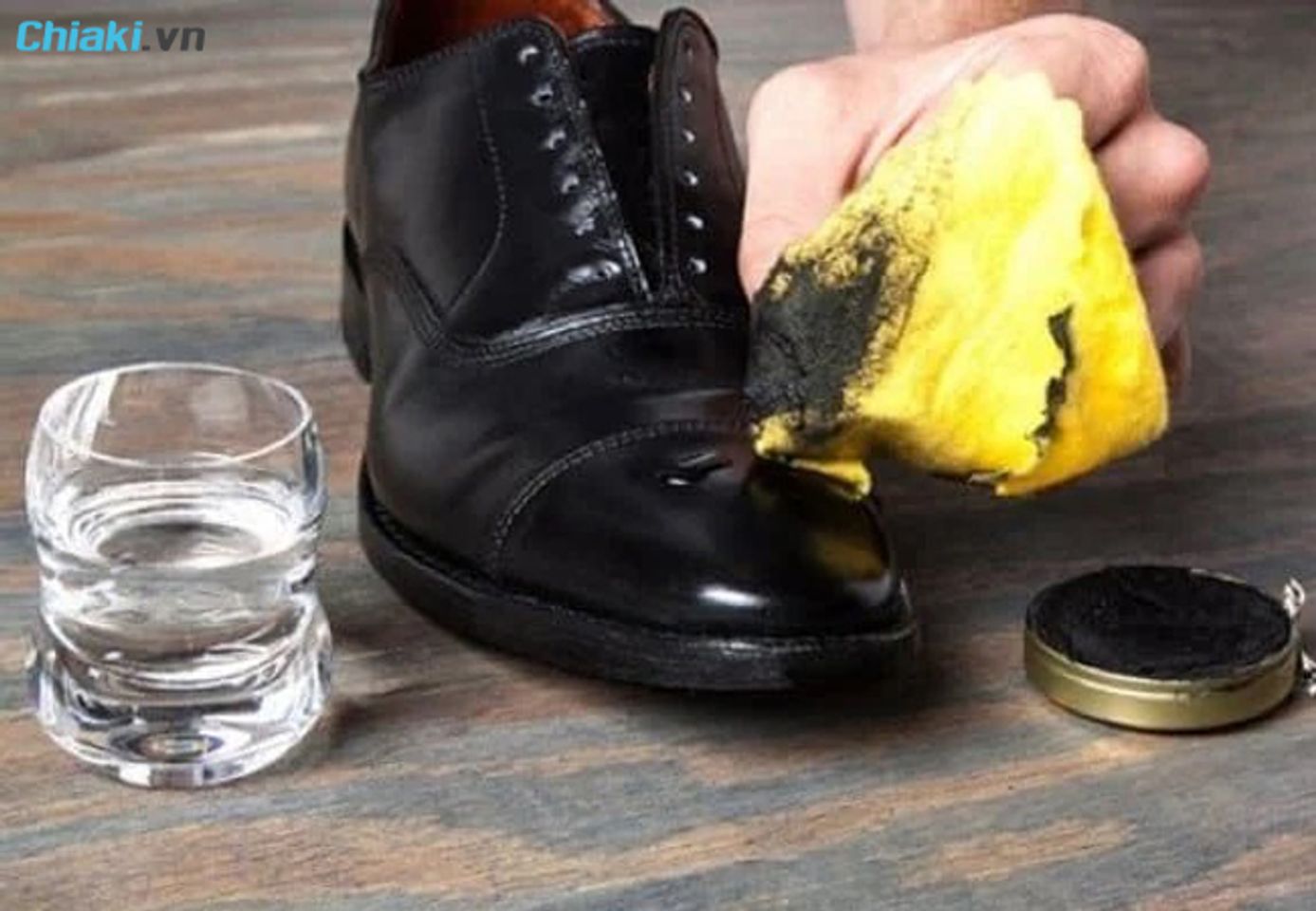 C&aacute;ch l&agrave;m mềm gi&agrave;y da cũ với xi đ&aacute;nh gi&agrave;y