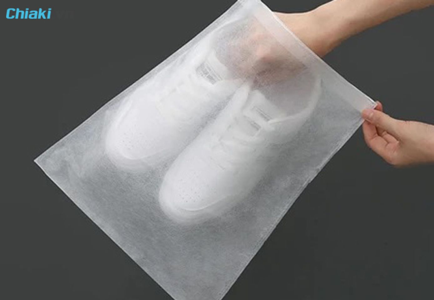 c&aacute;ch l&agrave;m sạch gi&agrave;y da trắng bằng c&aacute;ch bỏ v&agrave;o ngăn đ&ocirc;ng