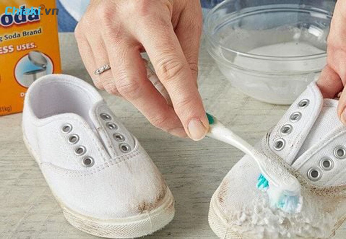 c&aacute;ch l&agrave;m sạch gi&agrave;y da trắng với baking soda