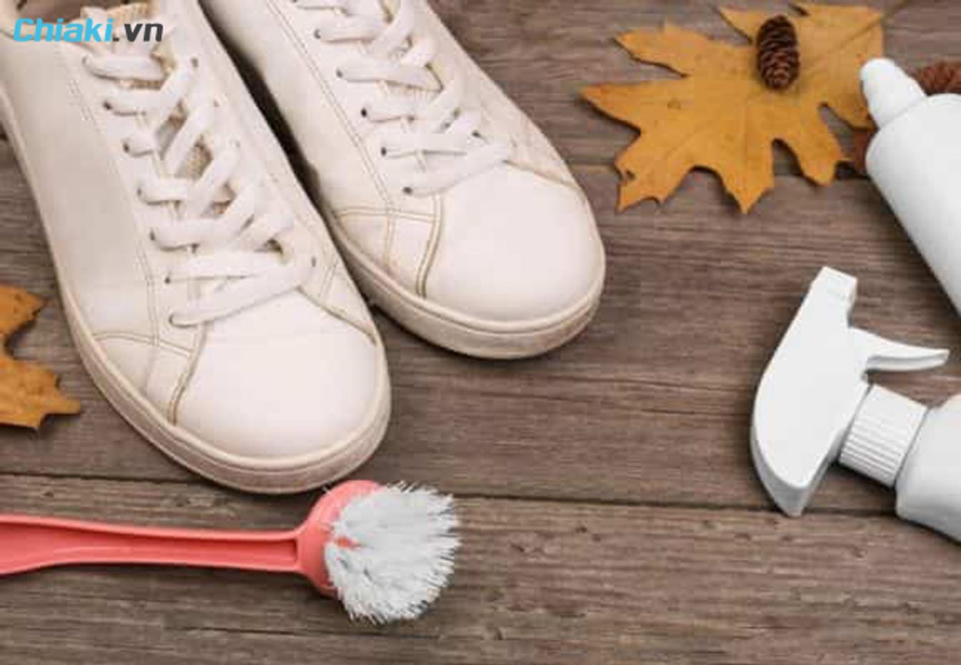 c&aacute;ch l&agrave;m sạch gi&agrave;y da trắng với dung dịch chuy&ecirc;n dụng