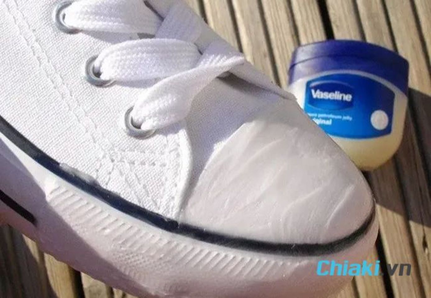 C&aacute;ch tẩy đế gi&agrave;y ố v&agrave;ng bằng vaseline