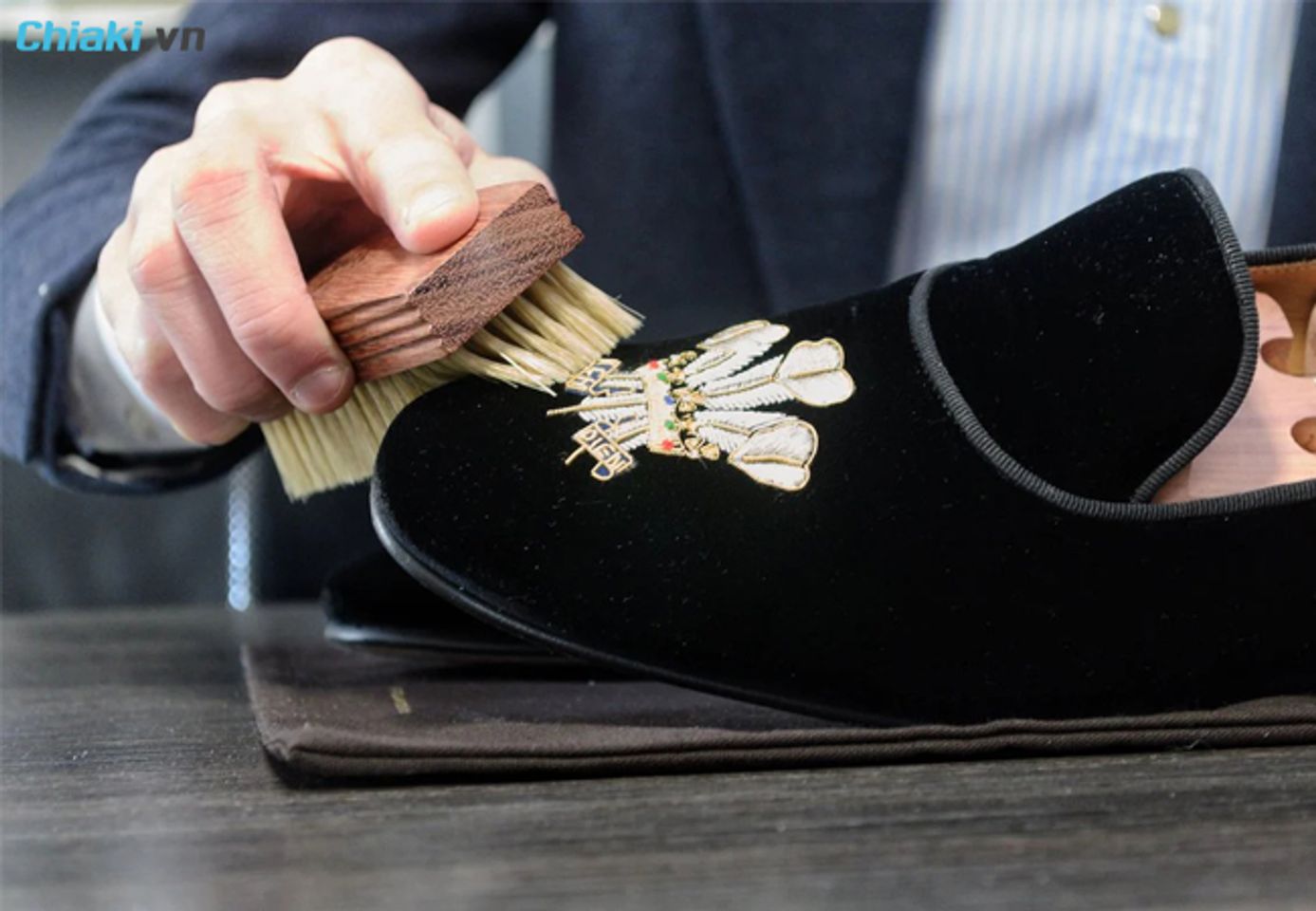 C&aacute;ch vệ sinh gi&agrave;y vải nhung