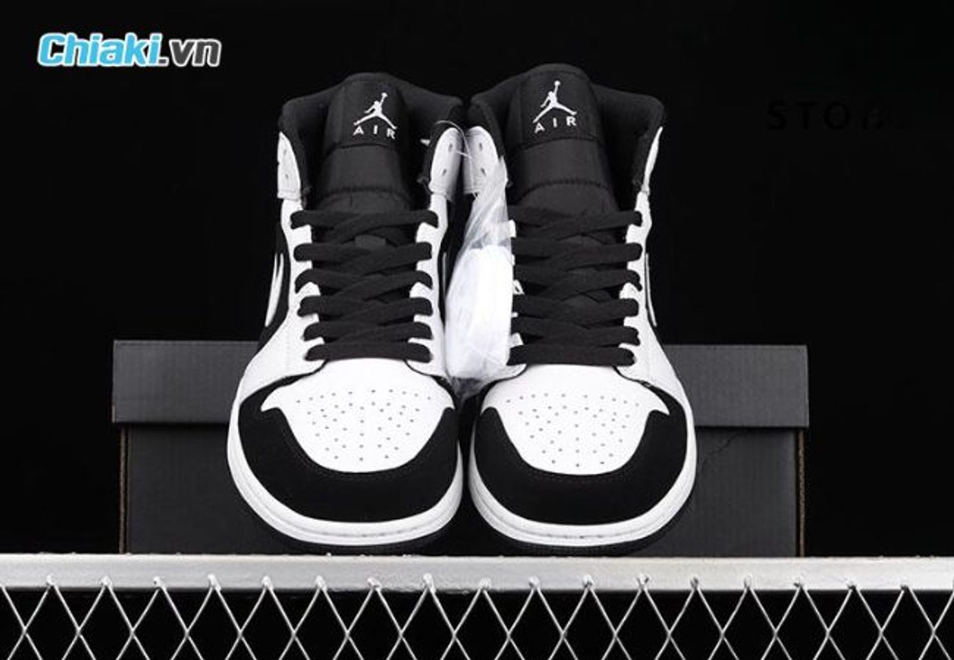 C&aacute;ch xỏ d&acirc;y gi&agrave;y Jordan 1 kiểu đan ch&eacute;o cổ điển, phổ biến