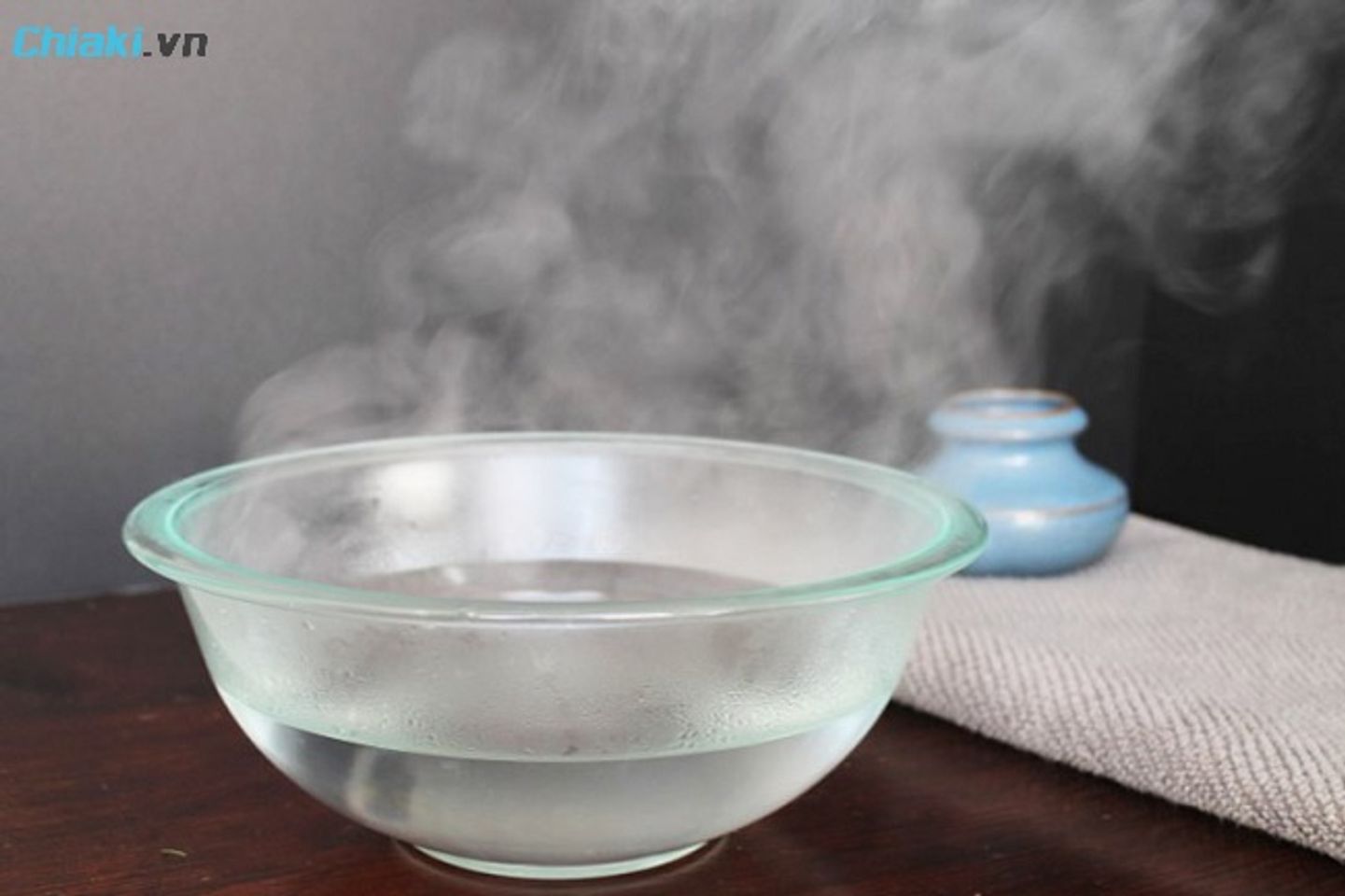 Cải thiện triệu chứng vi&ecirc;m &acirc;m đạo bằng nước muối ấm&nbsp;v&agrave; ng&acirc;m v&ugrave;ng chậu