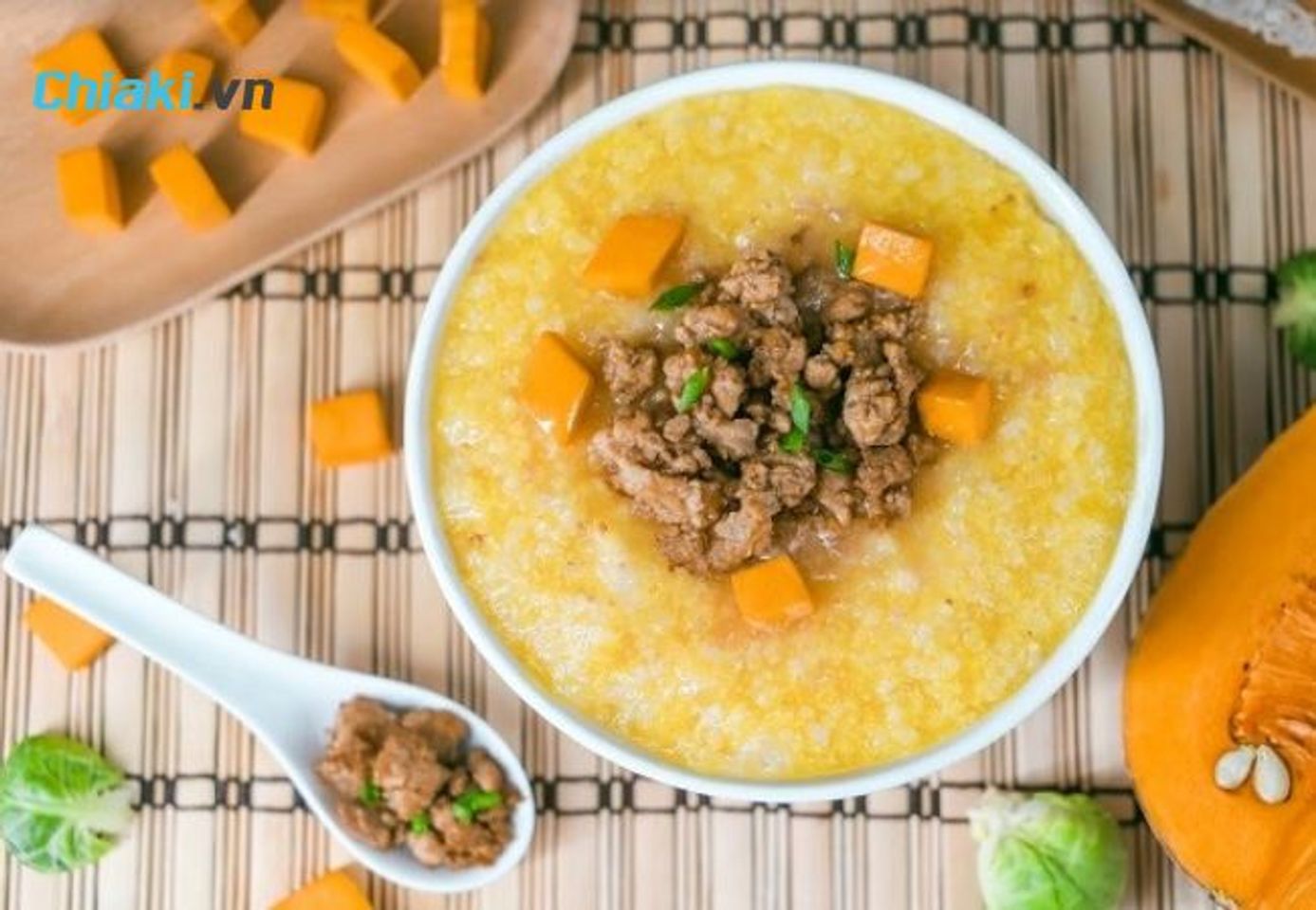 Ch&aacute;o thịt heo cho b&eacute; với b&iacute; đỏ