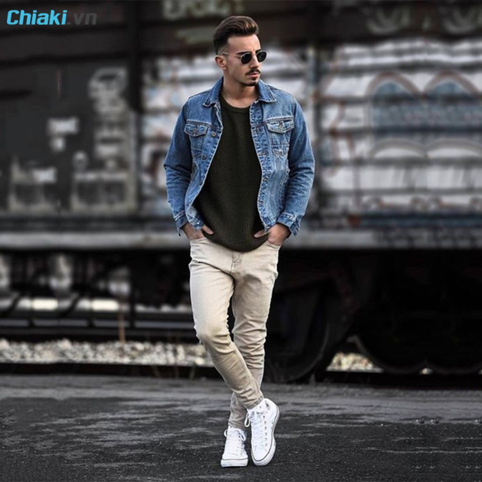 Gi&agrave;y sneaker nam phối đồ với &aacute;o jeans