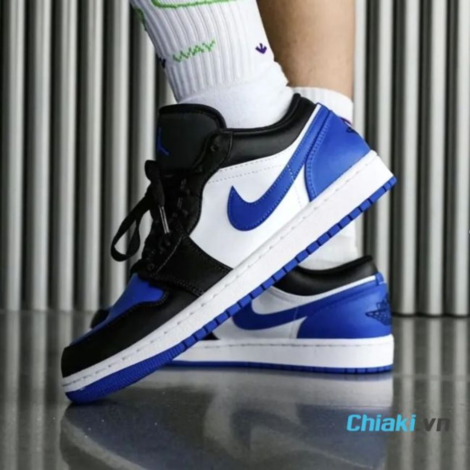 Gi&agrave;y tặng bạn trai Nike Air Jordan 1 Low Royal Toe