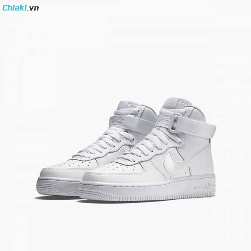 Gi&agrave;y Nike Air Force 1 High All White l&agrave; mẫu thiết kế cổ cao tr&ocirc;ng kh&aacute; thời thượng