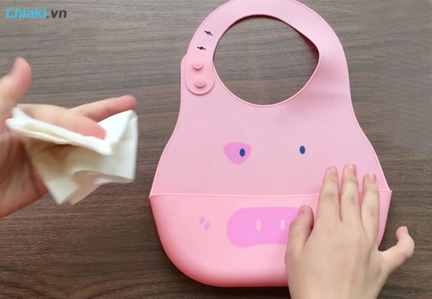 Hướng dẫn c&aacute;ch vệ sinh yếm ăn dặm cho b&eacute;&nbsp;