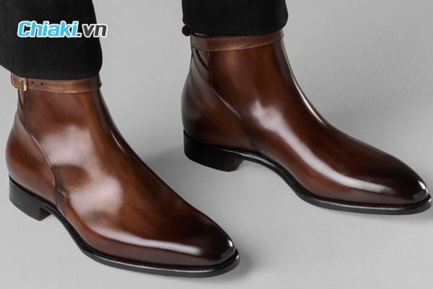 Jodhpur Boots Gi&agrave;y boots cổ điển với kh&oacute;a c&agrave;i quanh cổ ch&acirc;n.