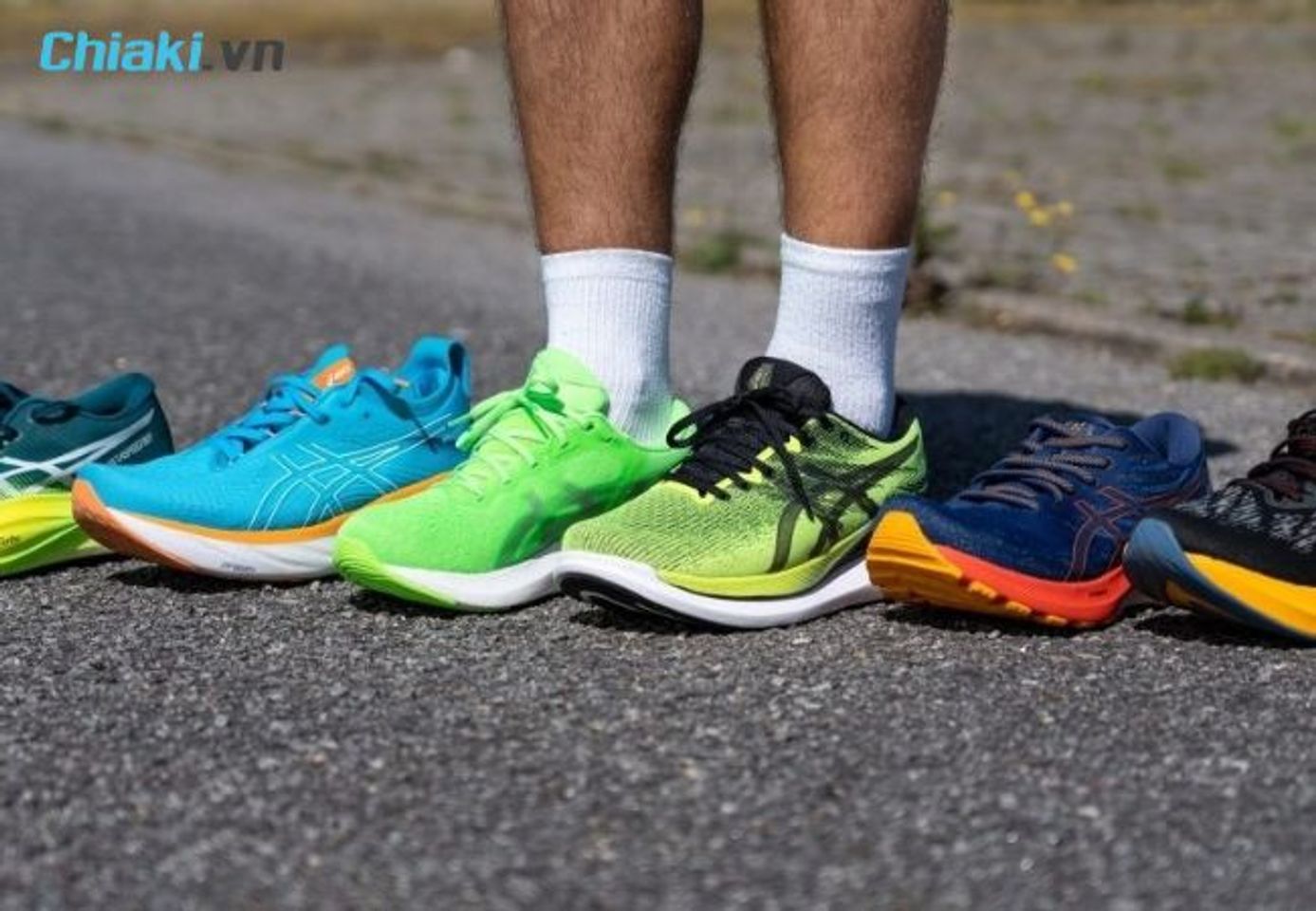 Kiểm tra giày Asics th&acirc;̣t giả qua cảm gi&aacute;c đi tr&ecirc;n ch&acirc;n