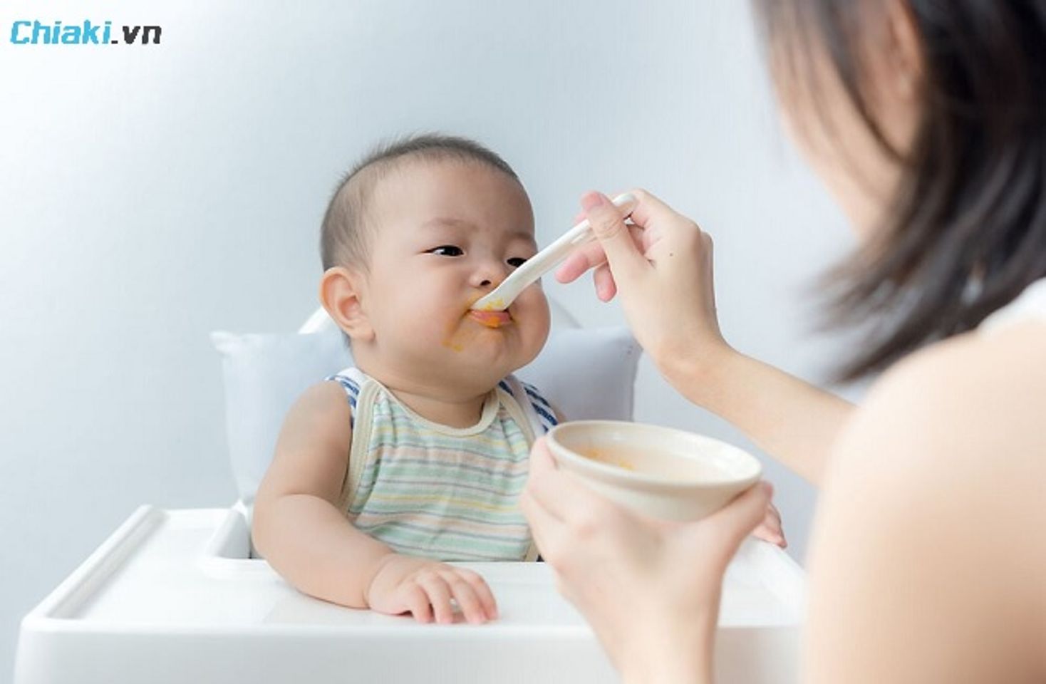 Chọn giờ ăn dặm cho b&eacute; khi b&eacute; đang tỉnh t&aacute;o, vui vẻ v&agrave; thoải m&aacute;i