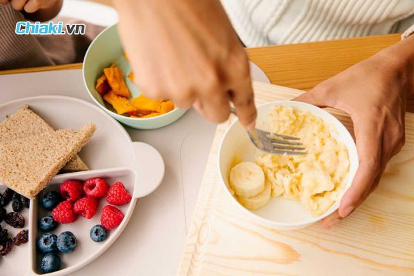 Nh&oacute;m dưỡng chất cần c&oacute; trong thực đơn ăn dặm cho b&eacute; 5 th&aacute;ng
