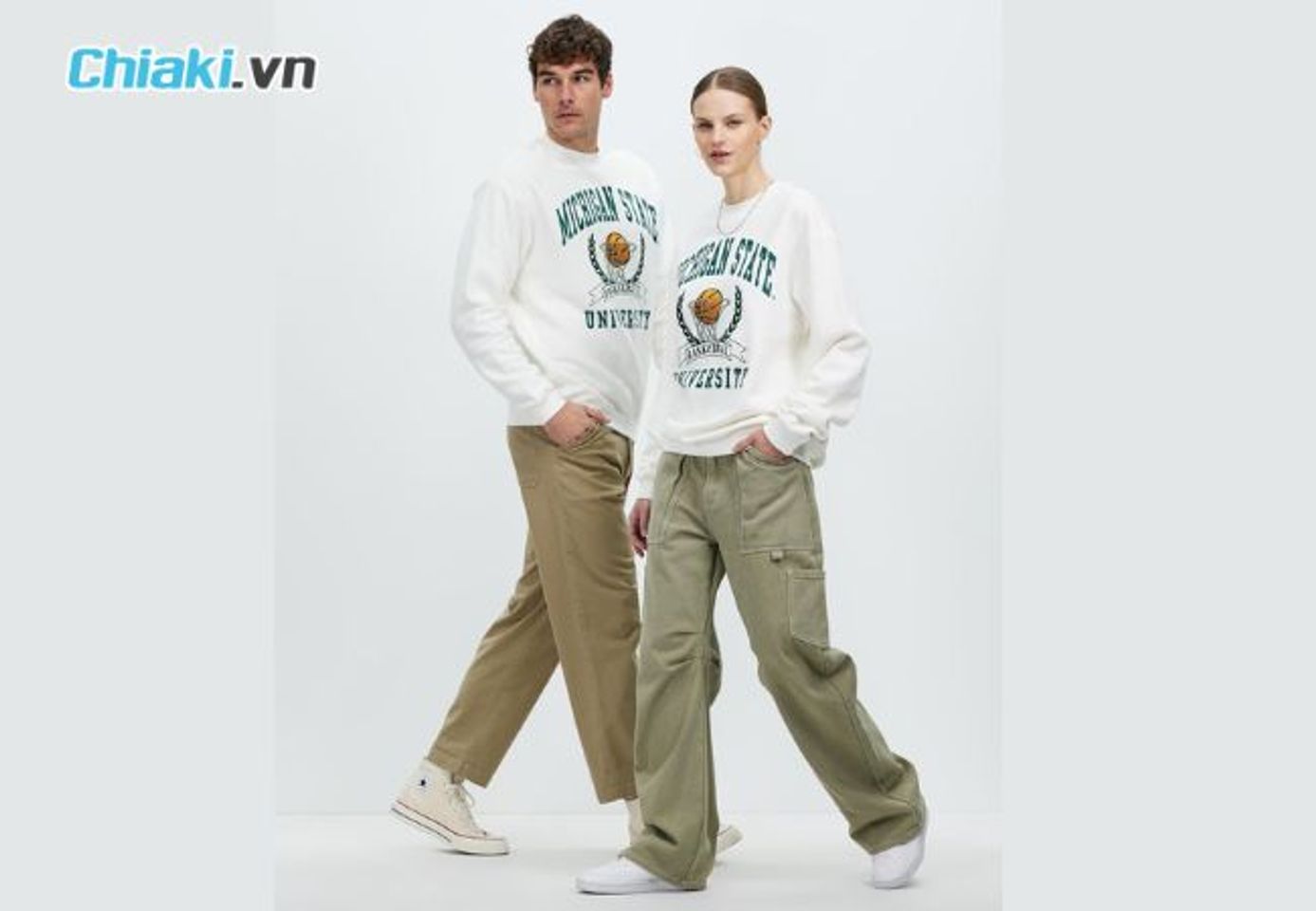 Phối đồ &aacute;o nỉ quần kaki với Converse
